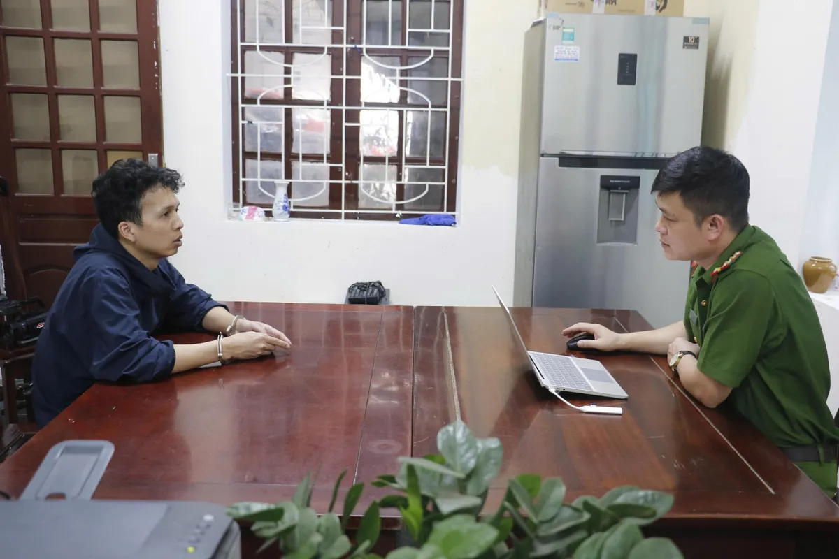 Cơ quan Công an lấy lời khai Nguyễn Văn Tuấn - đối tượng cầm đầu
